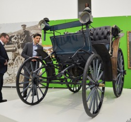 Benz Victoria zapůjčená z Národního tech. muzea pro výstavu v Oblastní galerii